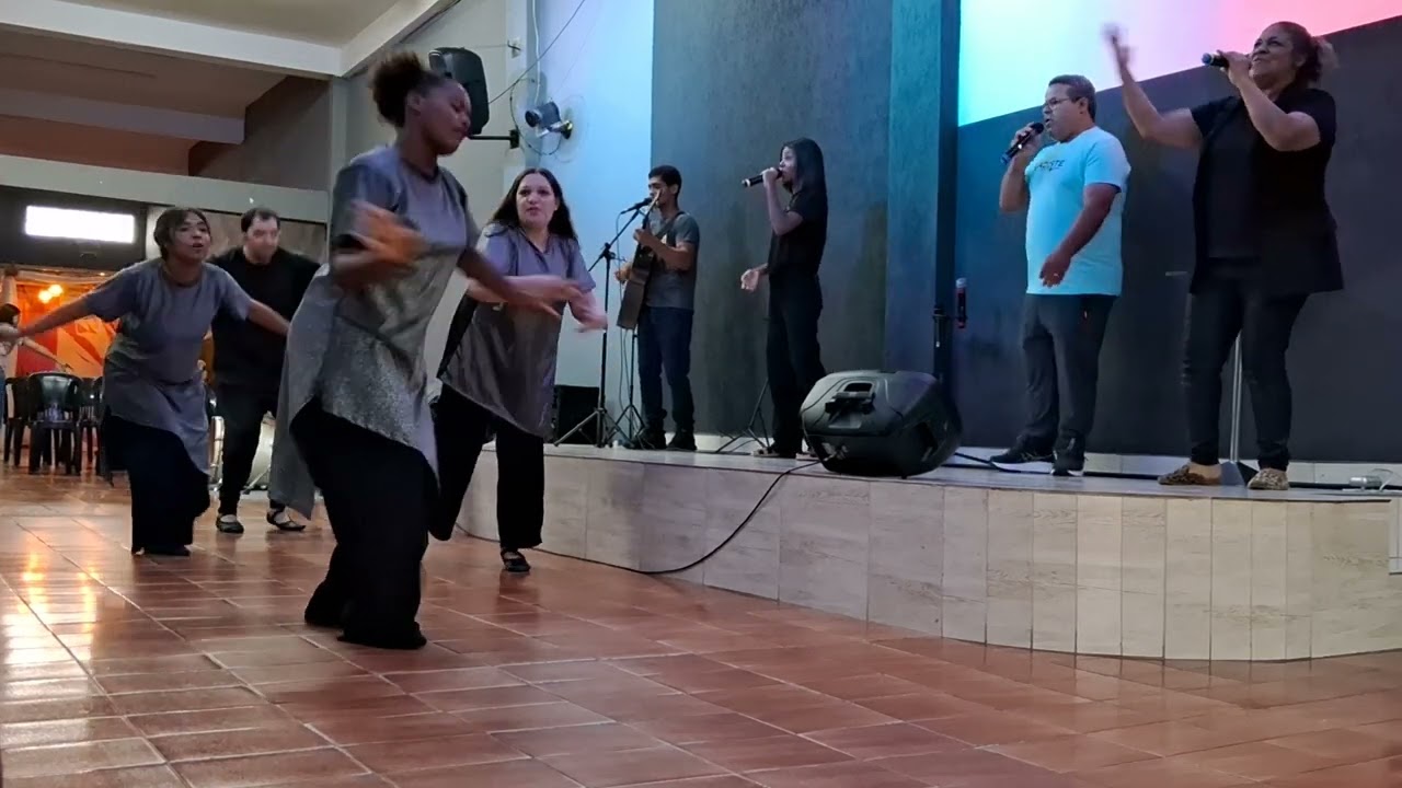 Lagoinha alto vera cruz ministra dança junto com louvor domingo noite 