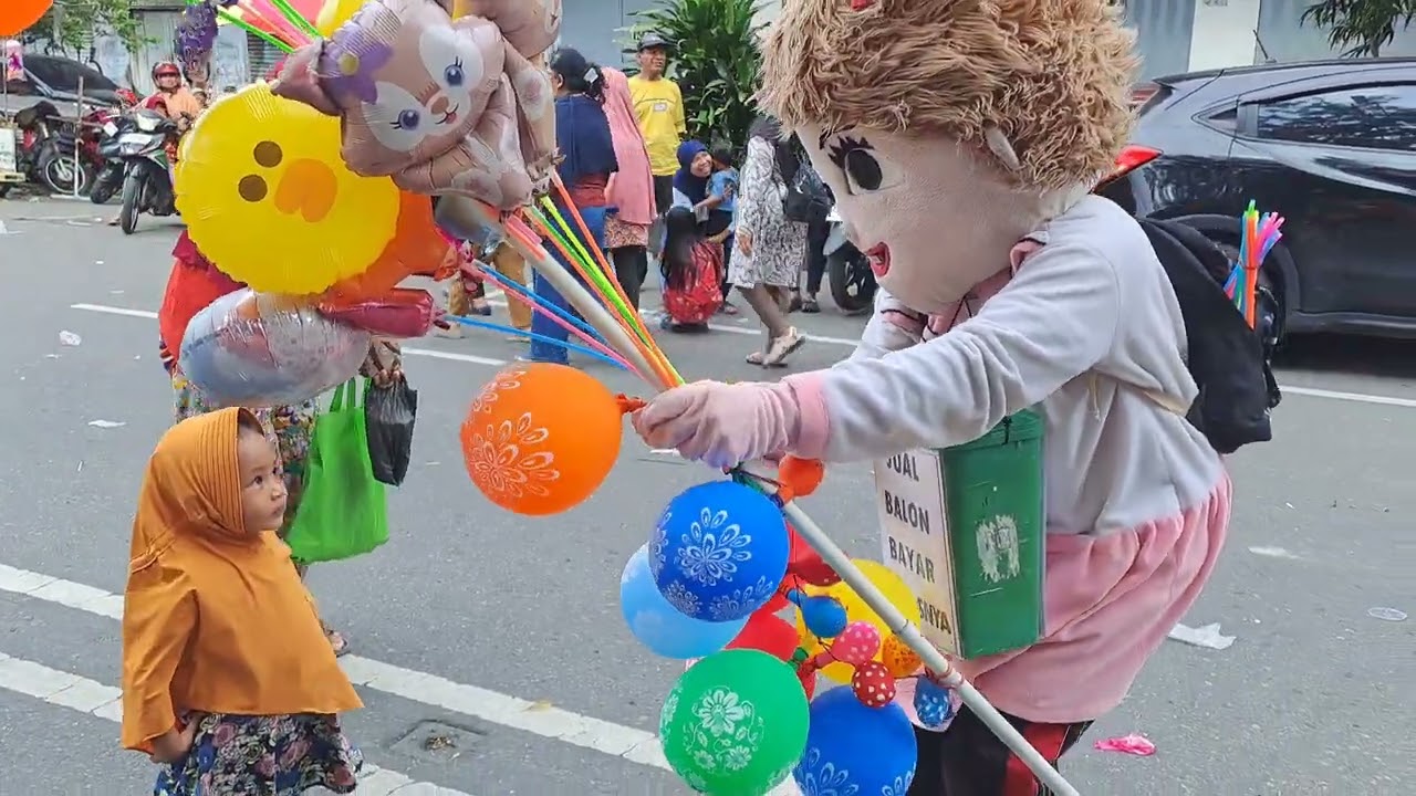 Dikasih balon sama badut🤡