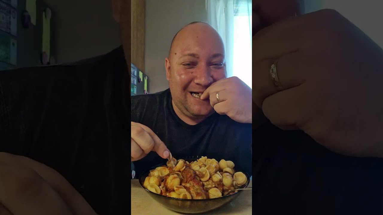 Egy laza kis ebéd tegnapi csirkeszárny pörkölt kagyló tésztával jó étvágyat hozzá.