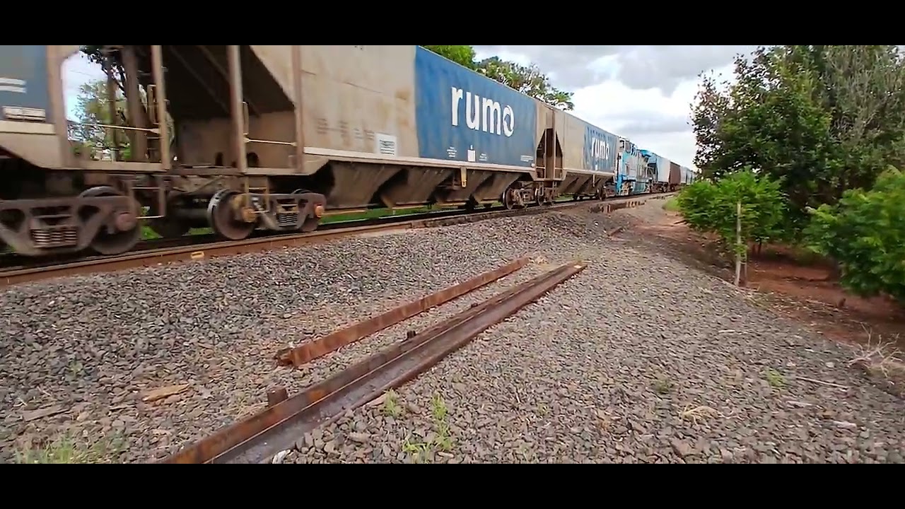 Trem graneleiro carregado com dupla de locomotivas ES44ACI Suzano 2543 e Rumo 9610