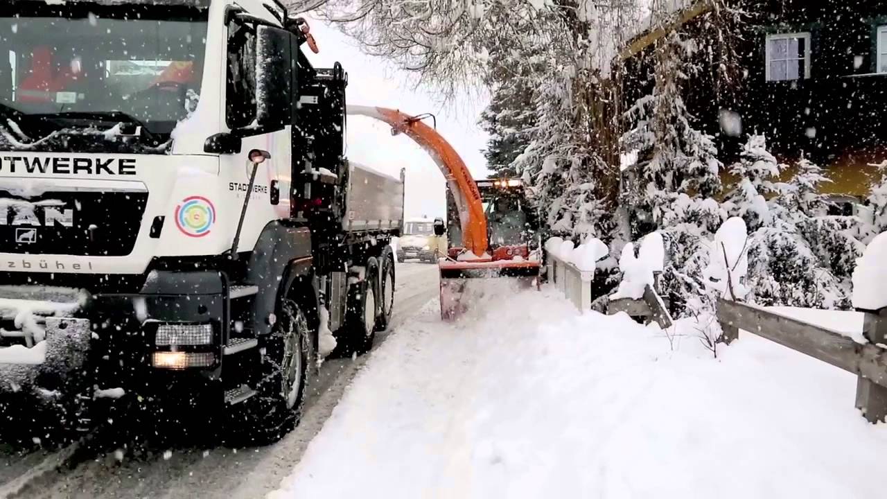 Kahlbacher Frässchleuder KFS 650 Schneeverladung auf Multicar Tremo