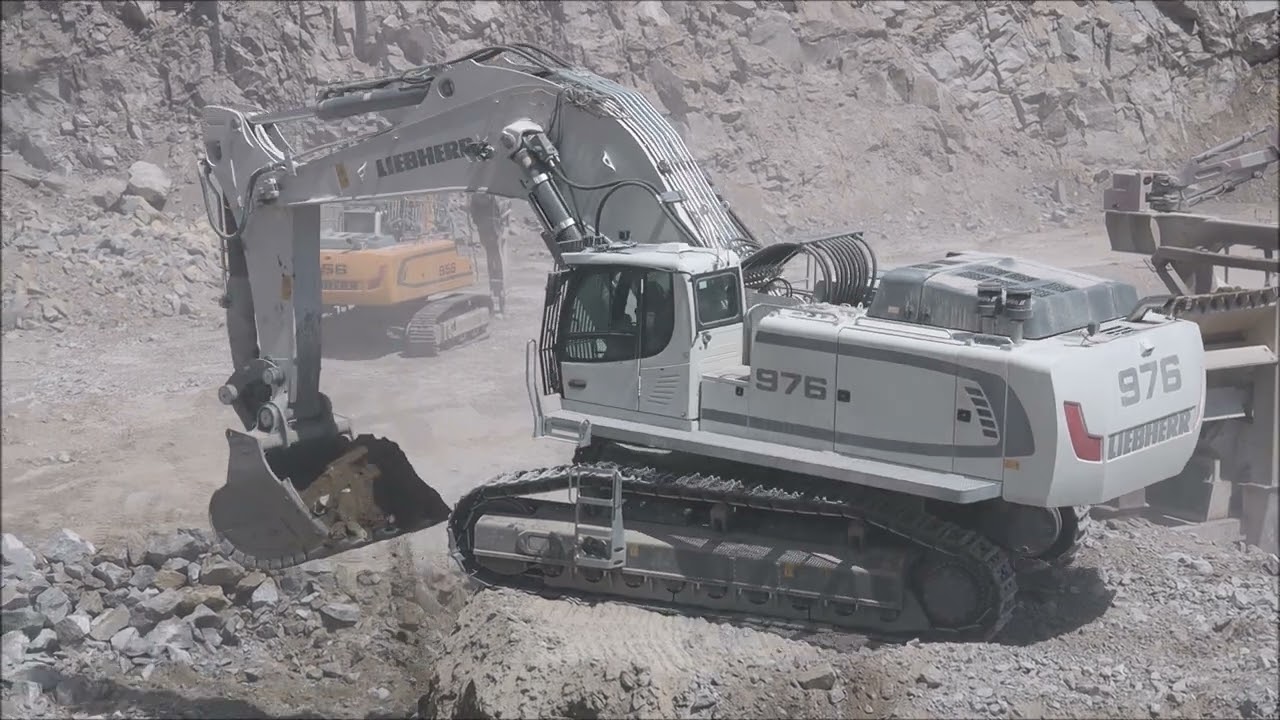 Liebherr R976 feeding a Metso mobile crusher