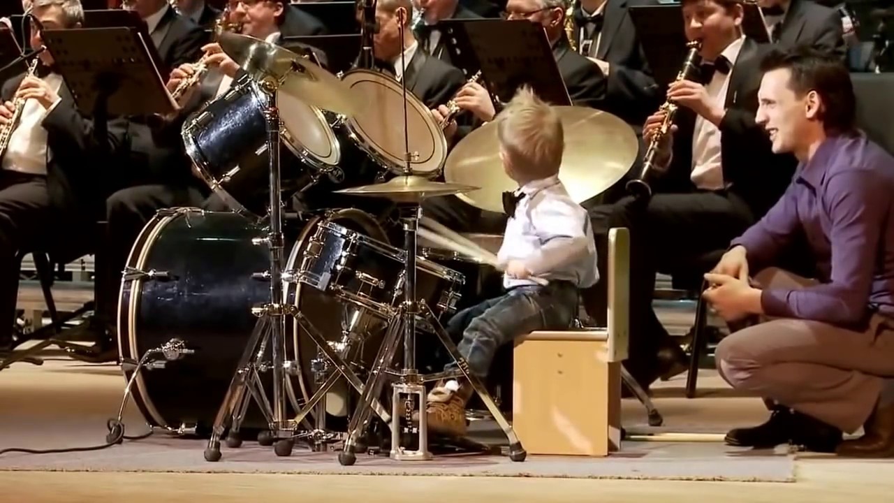 Menino de 3 anos toca bateria de forma incrível