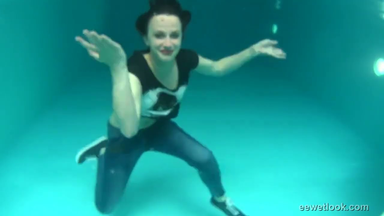 Wetlook Jeans Underwater in Pool
