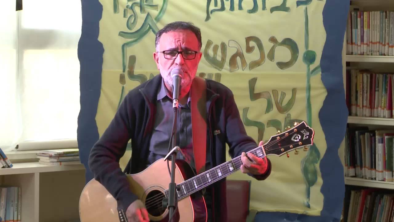 אהוד בנאי מבצע את 