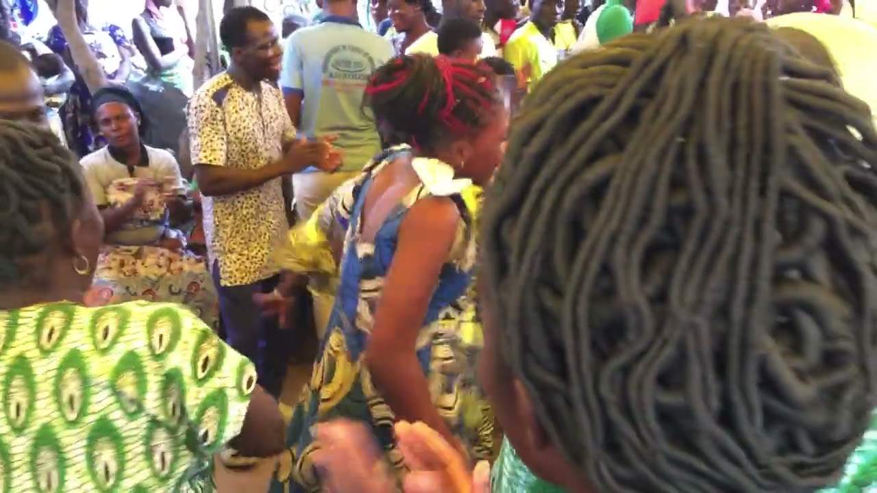 😂😂🔥🔥❤️ l’heure est grave sortez oooh 😂🥰 la dame par terre 👆😂 c’est encore quelle danse ?