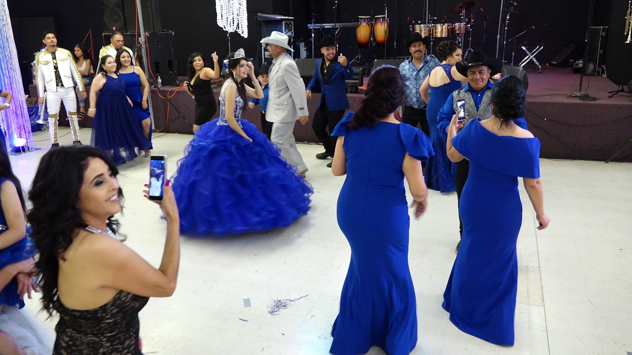 Gennelly Silva entrando con la banda y su familia.