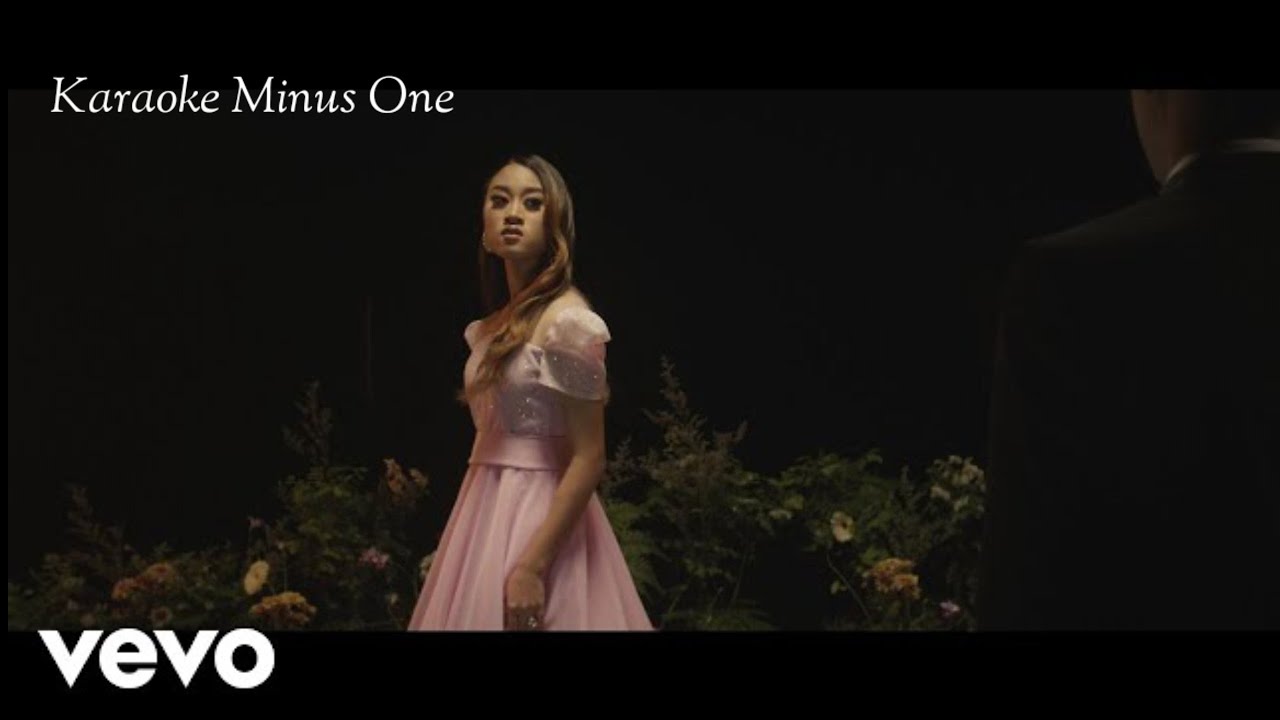 Aisha Retno - Pencarianku (Official Music Video Karaoke Minus One)