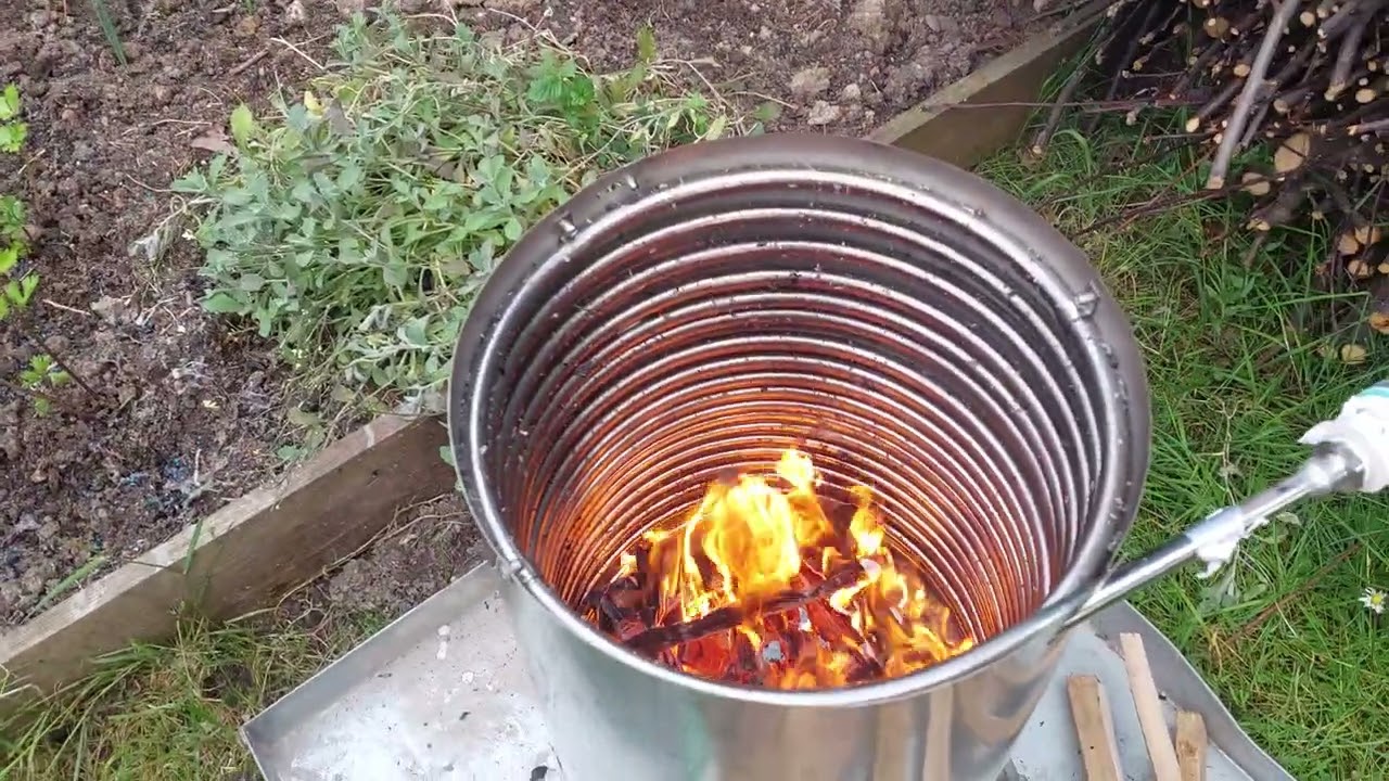 Ohřev baz&eacute;nu na palivov&eacute; dř&iacute;v&iacute;.