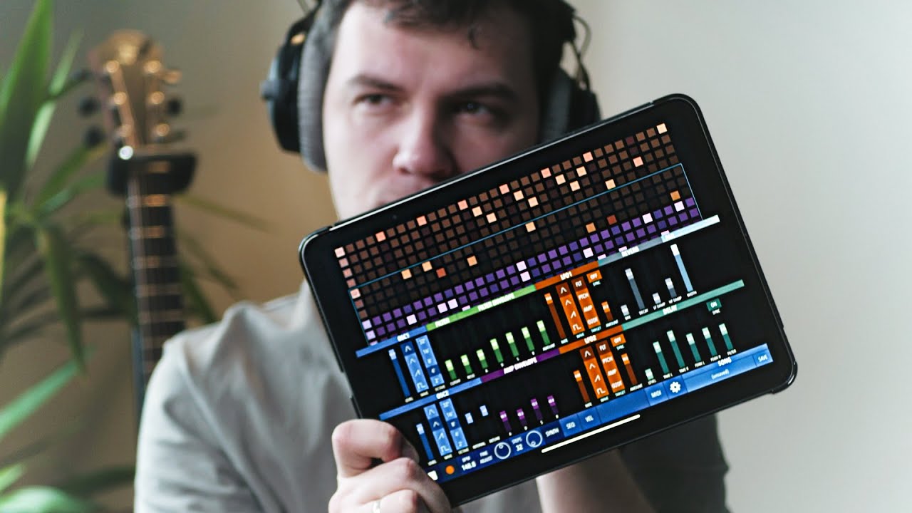 Acoustic guitarist trying a weird synth (Loopy Pro & Xynthesizr)