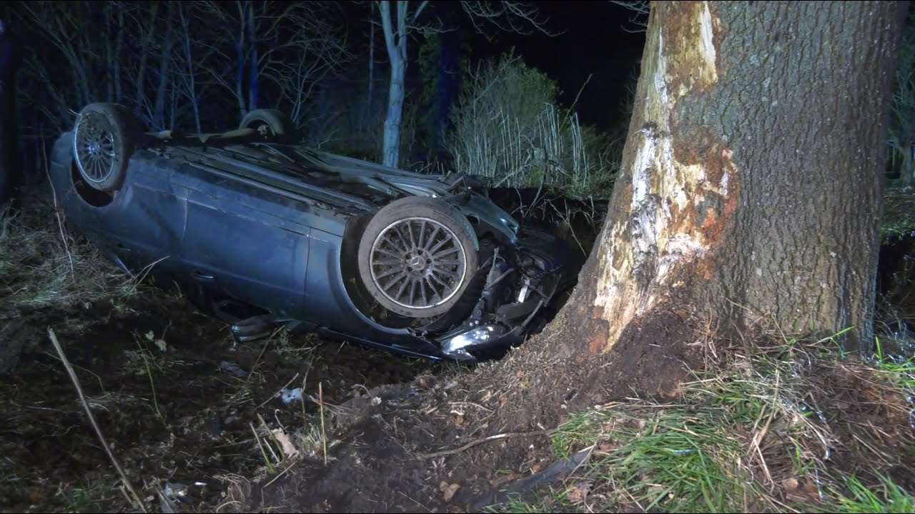 MERCEDES ÜBERSCHLÄGT SICH UND PRALLT GEGEN EINEN BAUM - BEIDE INSASSEN SCHWER VERLETZT