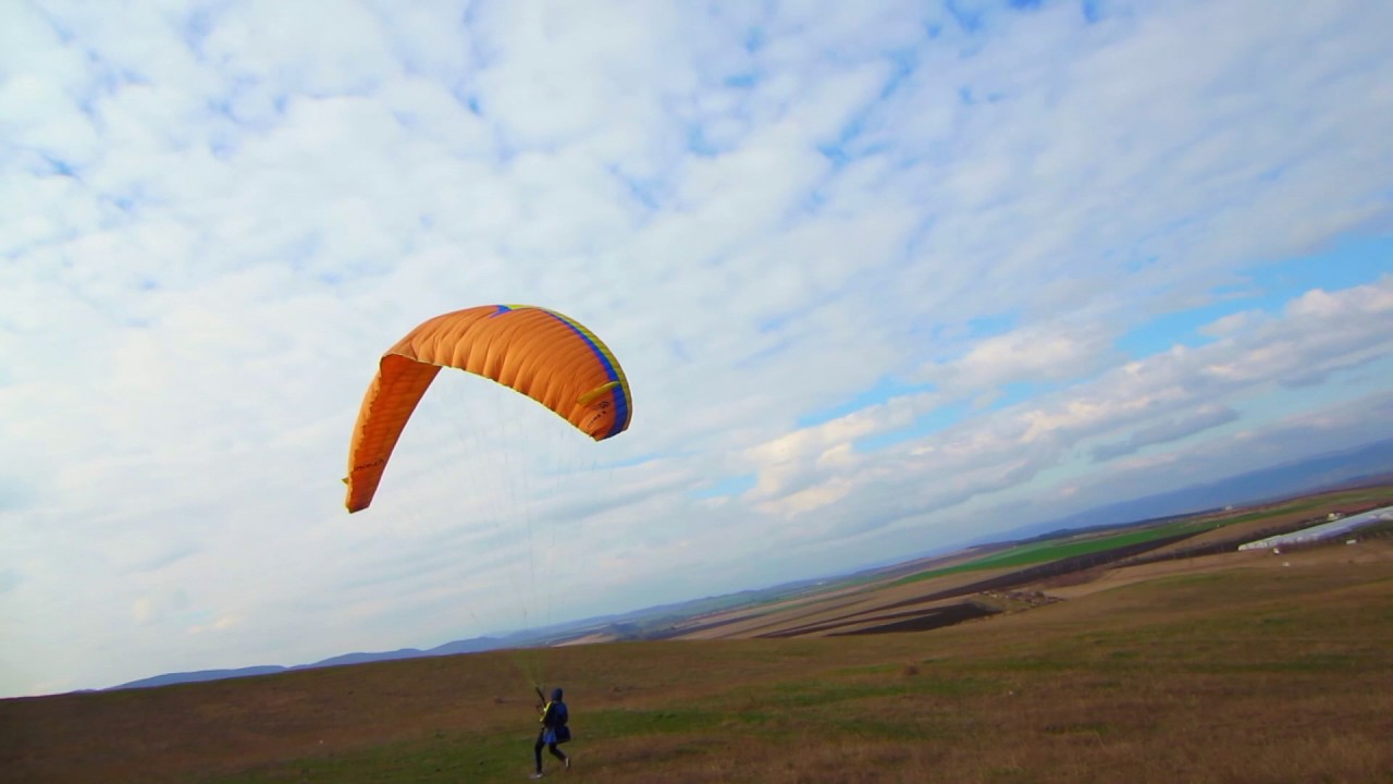 Flying back in strong wind , Gleitschirm bodenhandling