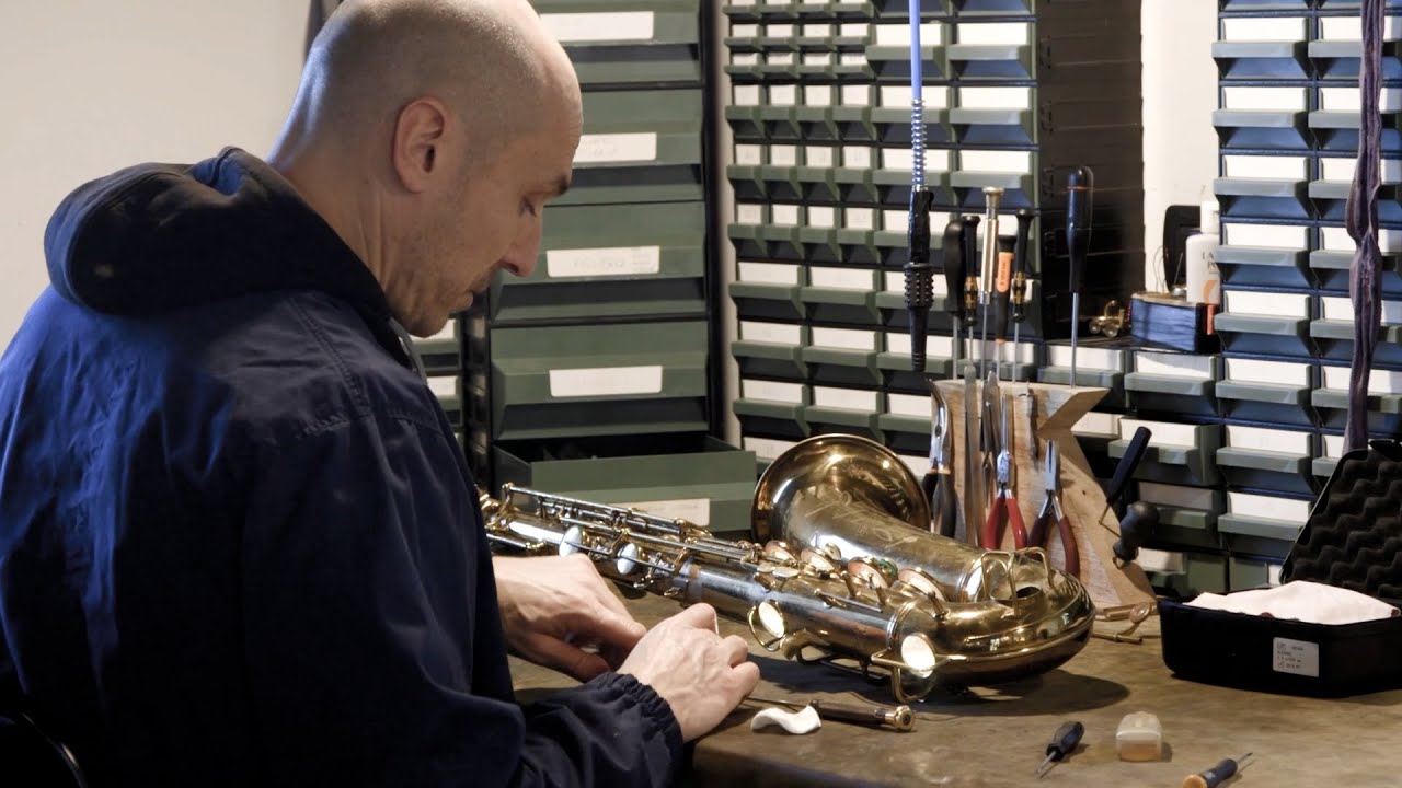L'uomo che restituisce la voce ai vecchi sax