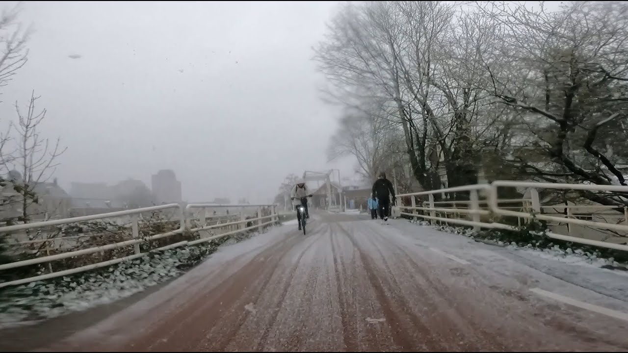 Cycling through Utrecht in winter conditions (long video)