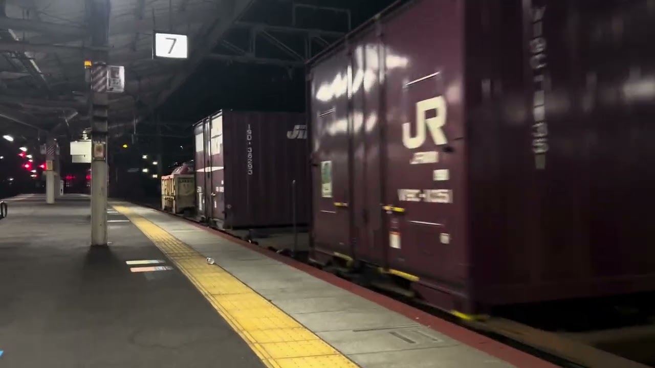 【JR京都線】「京都駅」7番のりばを通過していくEF210-144更新色桃太郎