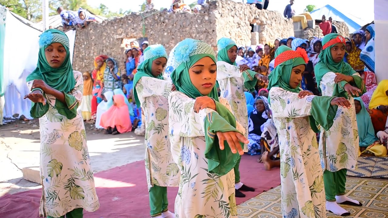 WATOTO MASHALLAH WAISOMA QASWIDA YA KUMSWALIA MTUME KWA MASHAIRI MUBASHARA HUKU WAKIDANCE VIZURI TU!