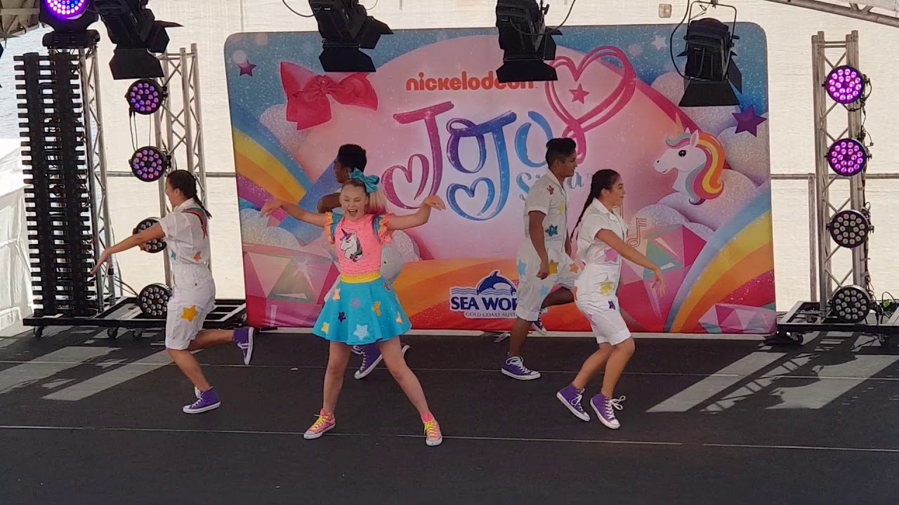 JoJo sings and dance at Seaworld Gold Coast.