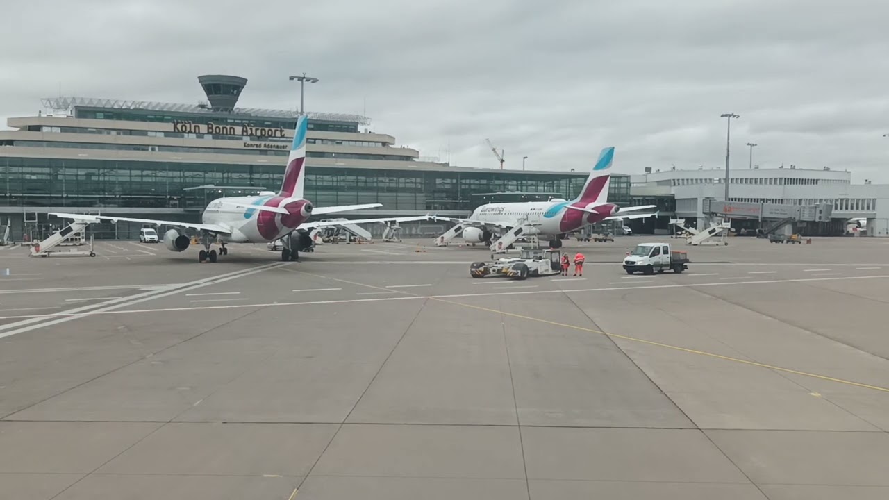 Eurowings (EW 008) Abflug aus Köln-Bonn Airport mit Flug durch den Wolken.