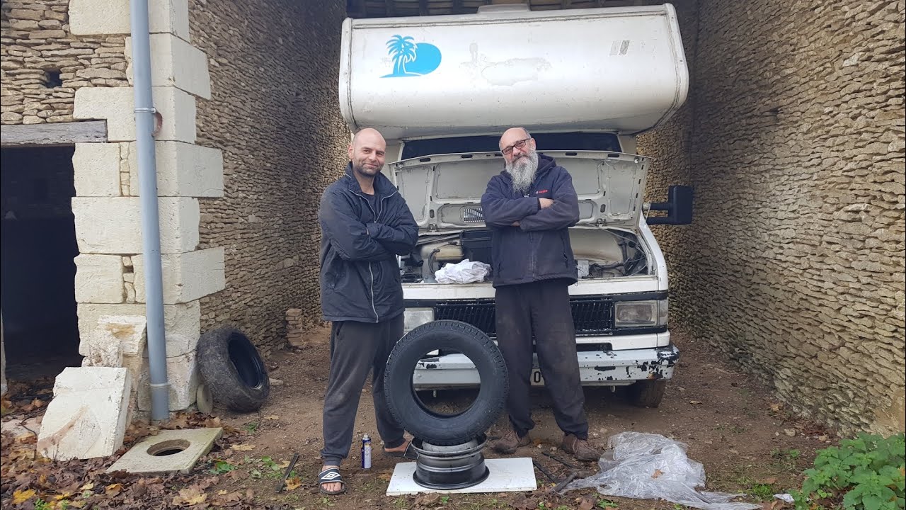 On monte les pneus du camping-car à la main ! - #vanlife