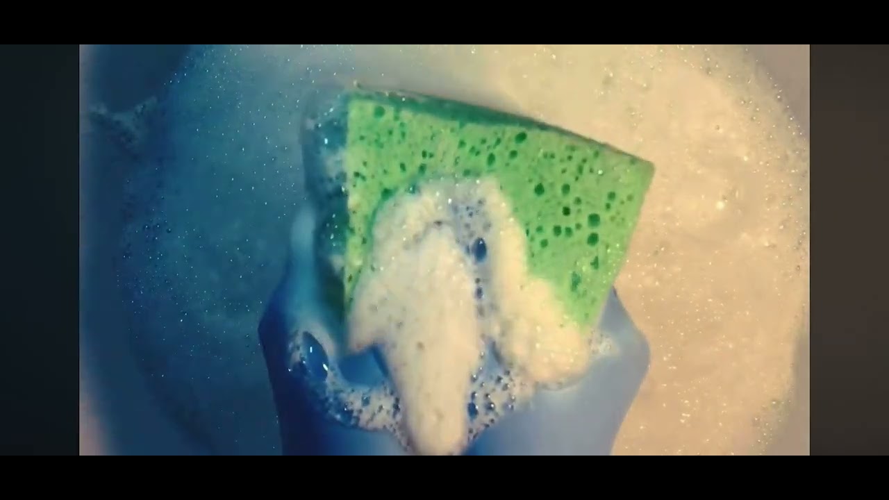 ASMR squeezing sponges🫧