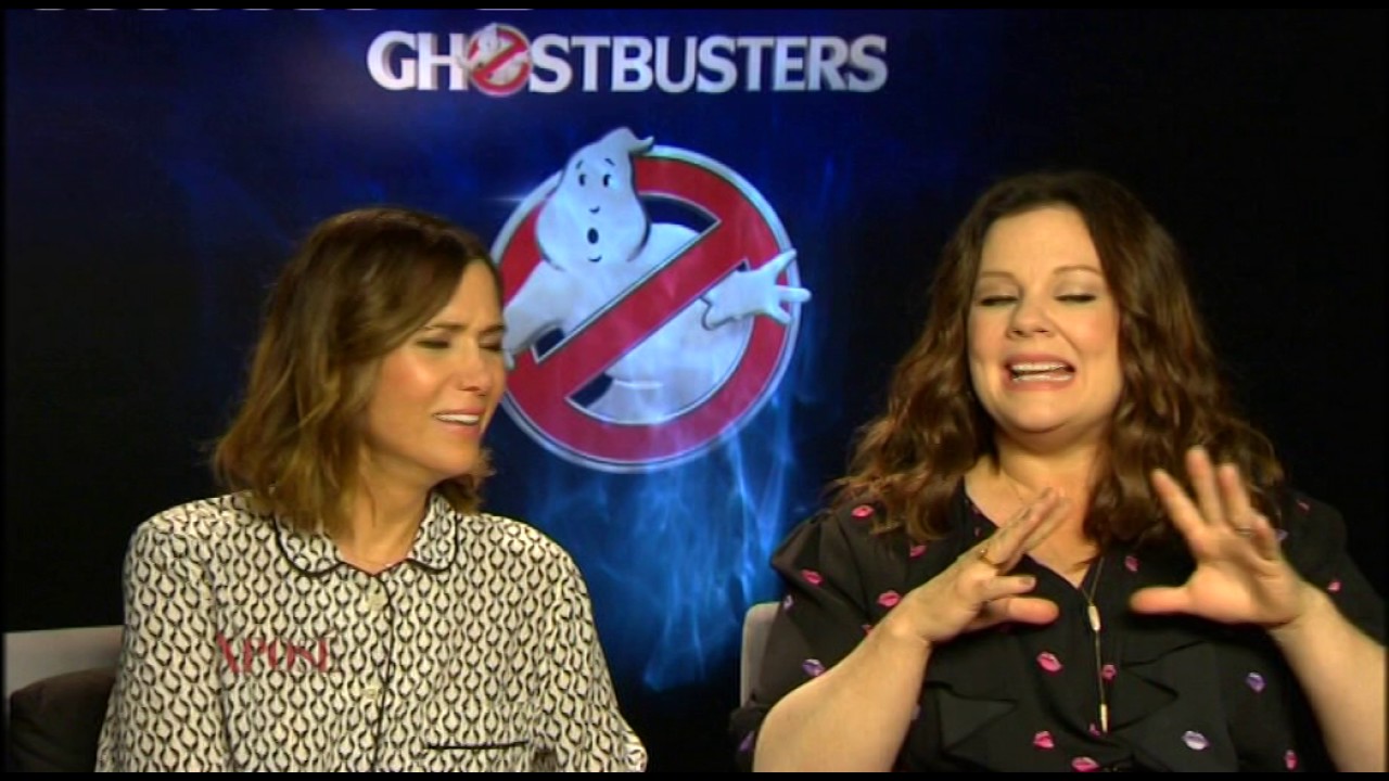 Xposé10: Melissa McCarthy and Kristen Wiig get a very Irish welcome