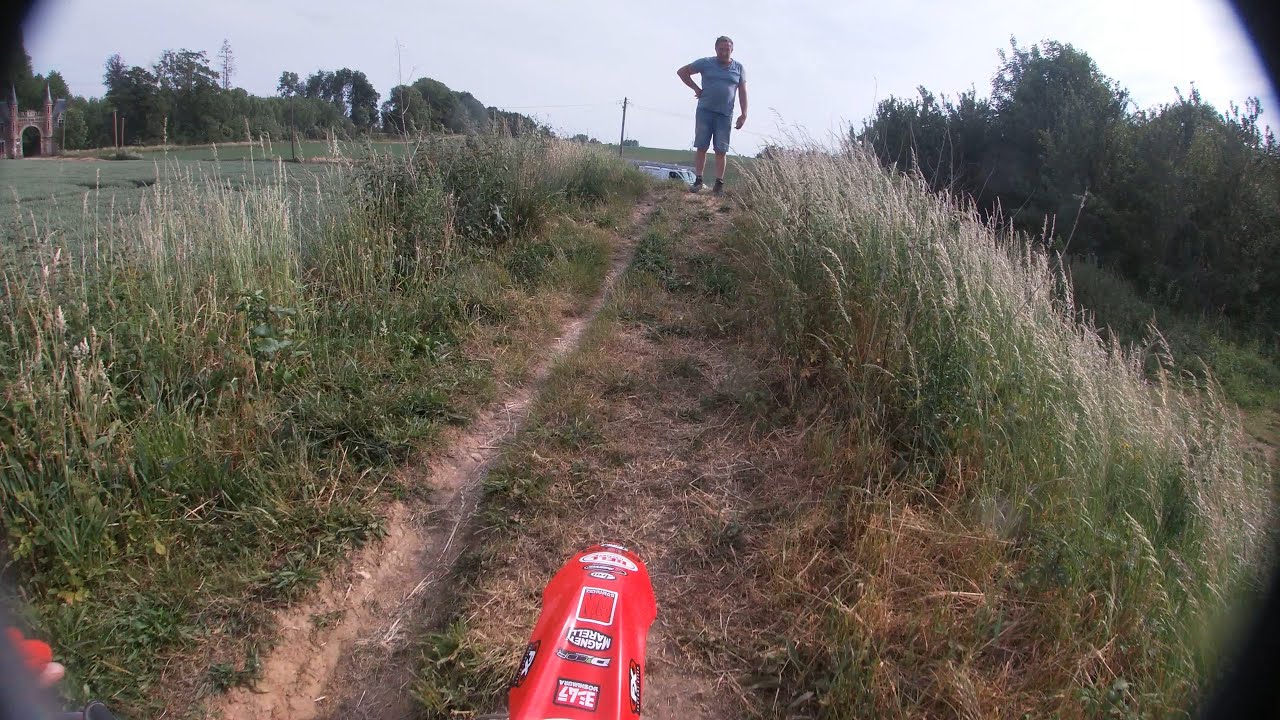 Je Roule Sur Un Terrain De Cross Privé Le Propriétaire Me Vire