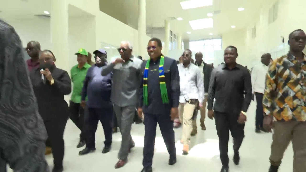 WAZIRI MKUU ANAKAGUA UWANJA WA NDEGE WA SUMBAWANGA