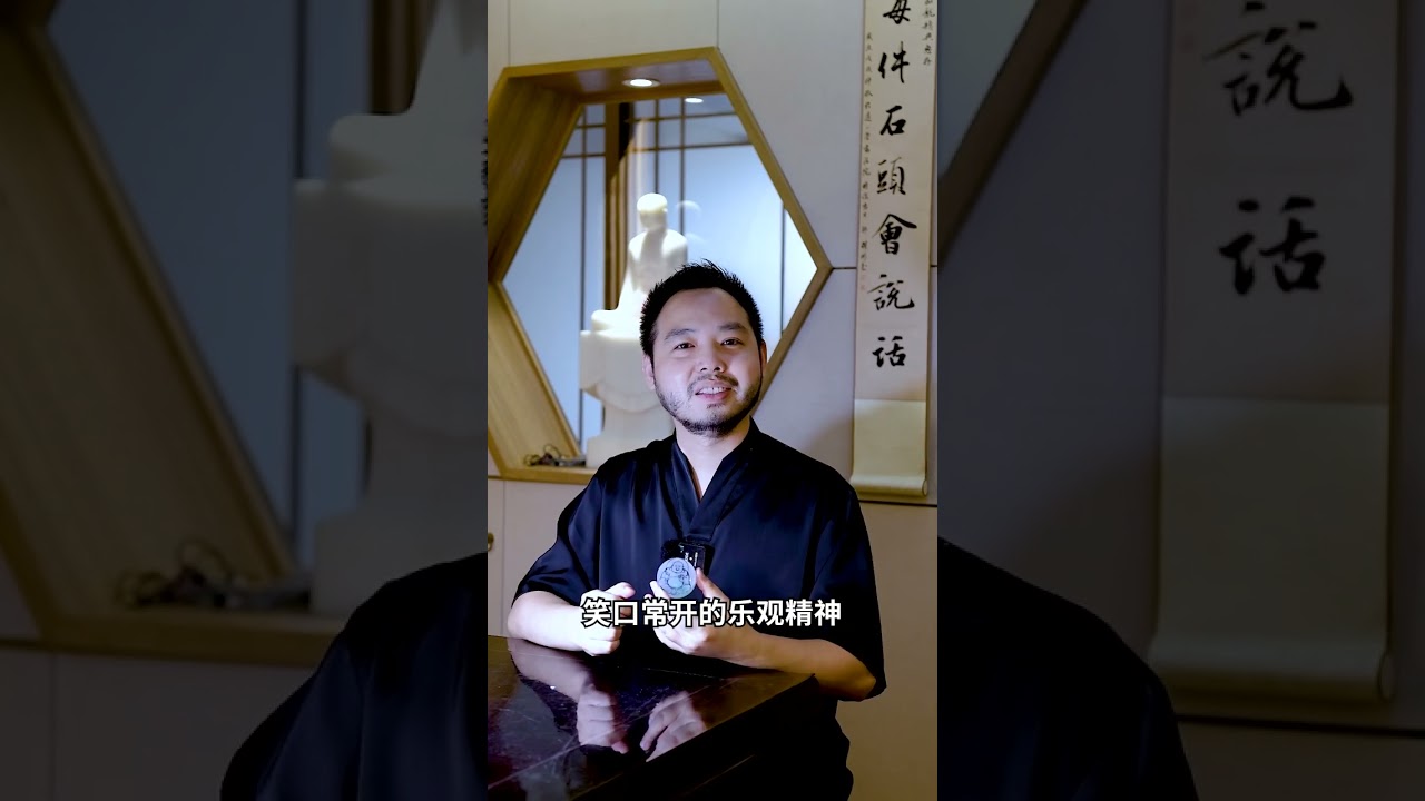 手镯芯里的一点紫，这样设计会不会起到四两拨千斤的效果？ #玉雕设计 #加龙 #玉雕手艺人 #高端翡翠定制 #弥勒佛 #珠宝 #珠宝首饰 #翡翠