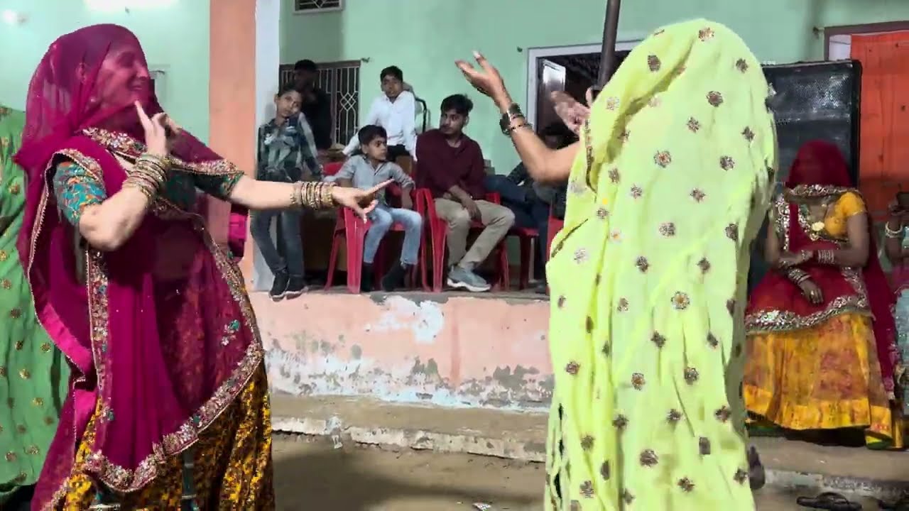 अनीता मीणा ने किया अपनी भुआ सास के डांस इतनी भीड़ में