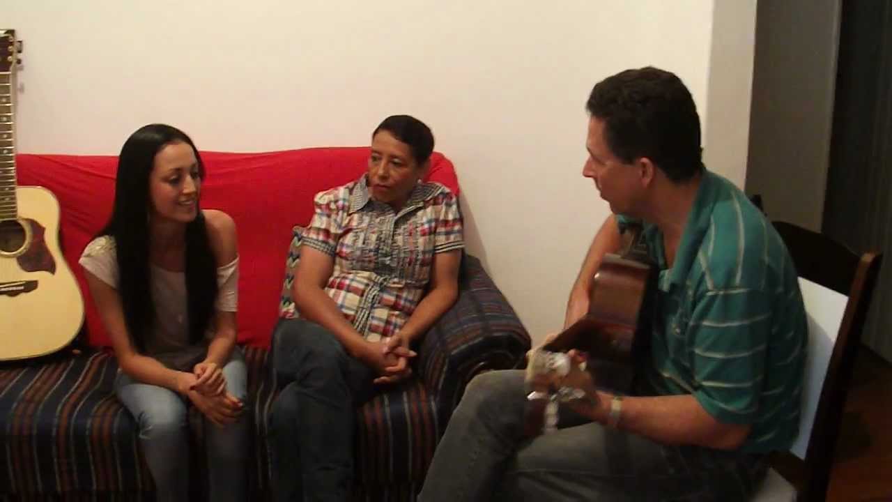 Regiane e sua mae cantando