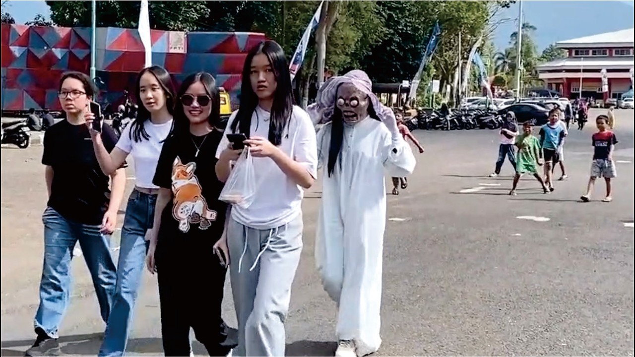 Ada hantu KUNTILANAK di siang hari || Ghost Prank in Public