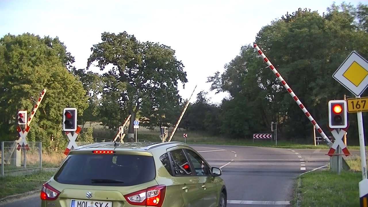 Spoorwegovergang Seelow-Gusow (D) // Railroad crossing // Bahnübergang