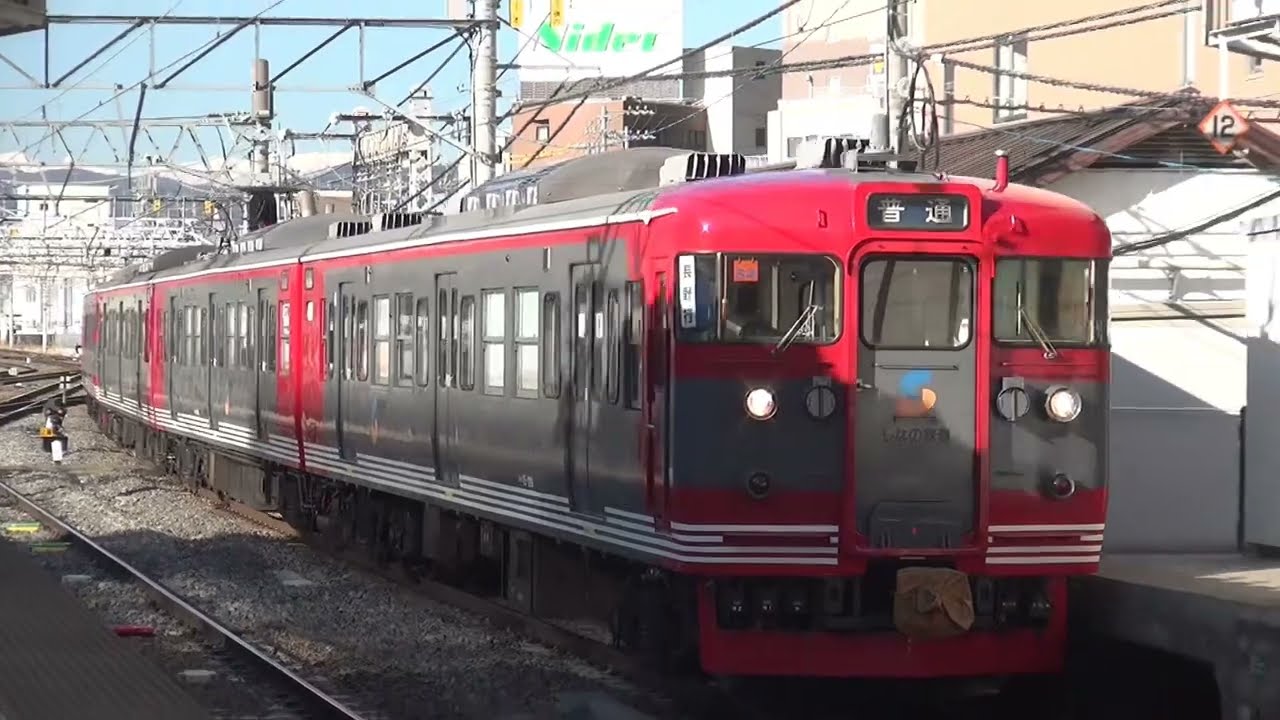令和5年3月20日、通勤時間帯にE127系6両や、しなの鉄道115系6両が北しなの線直通運転を行い、駅員による案内放送が流れる、ダイヤ改正後平日初日の長野駅。