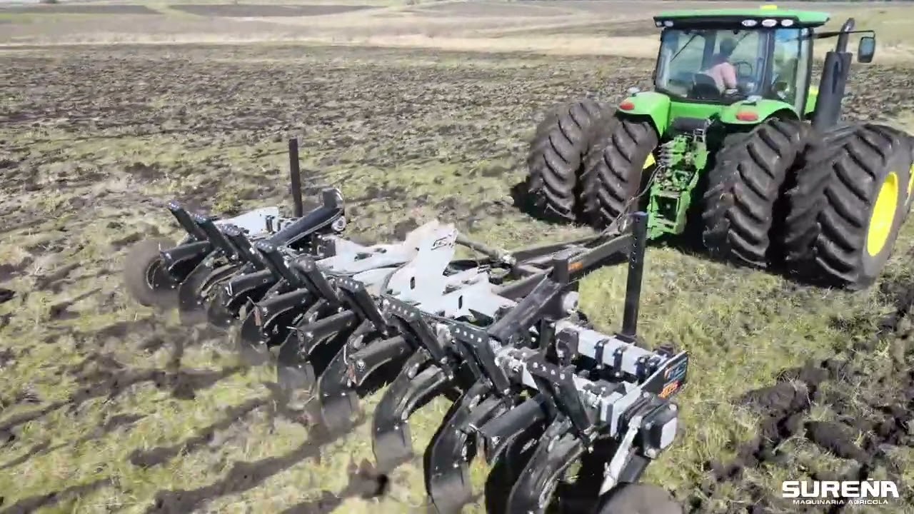 Descompactador marca GTS modelo TERRUS - Americano de 9 timones trabajando en Río Negro , Uruguay. 