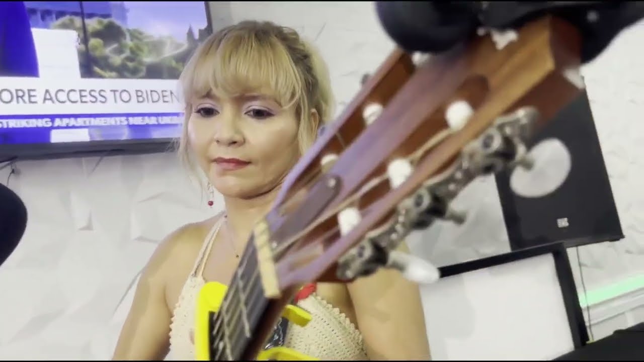 Live Performance by beautiful singer - clubtv