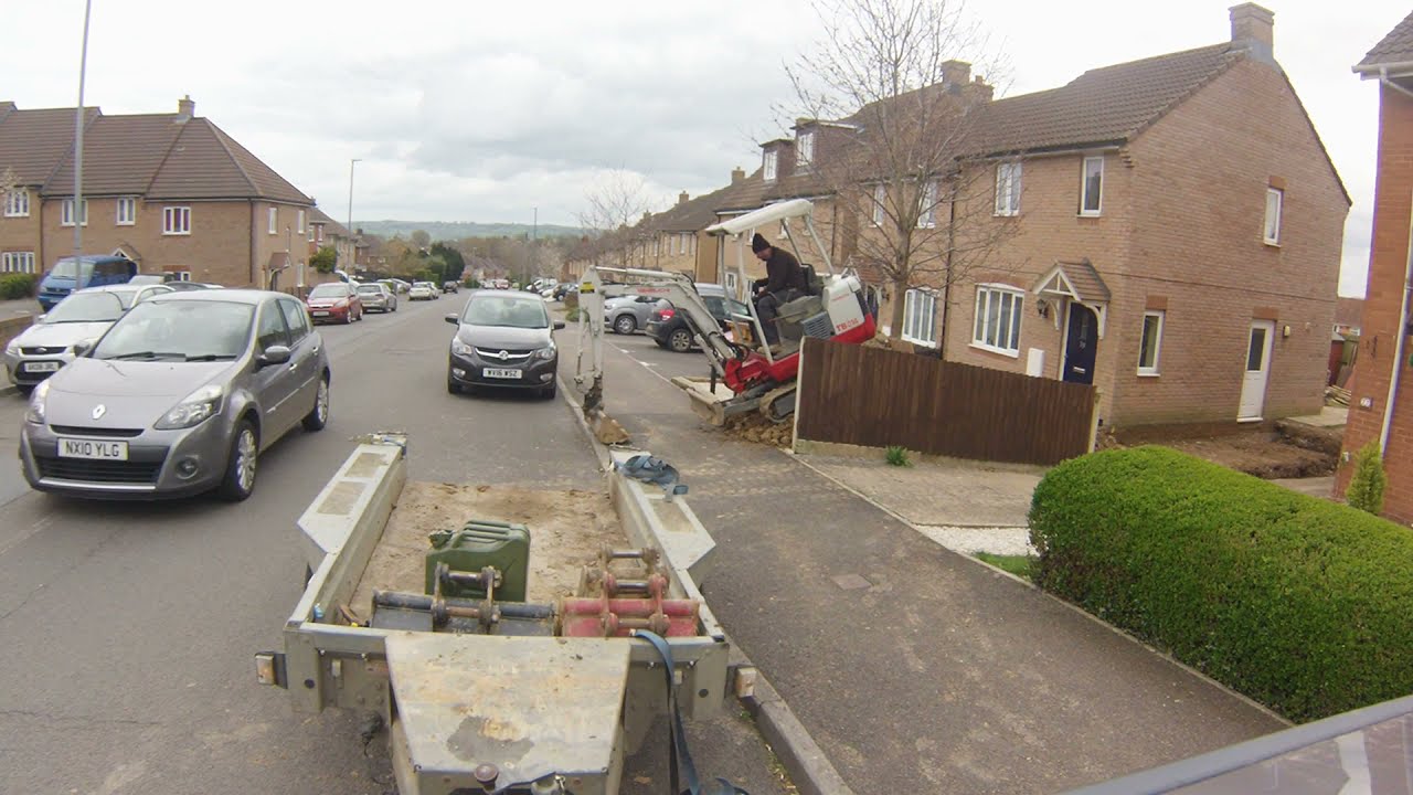 Loading a digger onto a trailer & towing an excavator on an Ifor Williams Trailer with a BMW X5 40D
