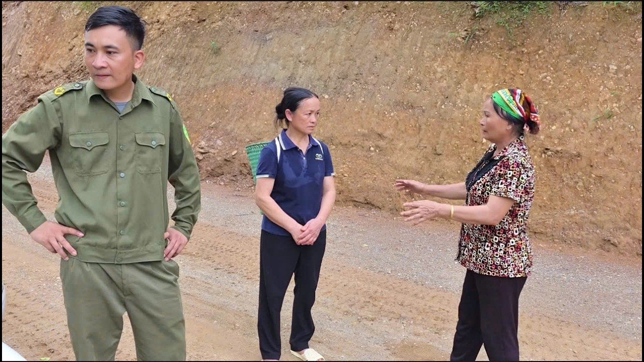 Hang's mother boasted about her investment, while Nhat's mother worried about her.