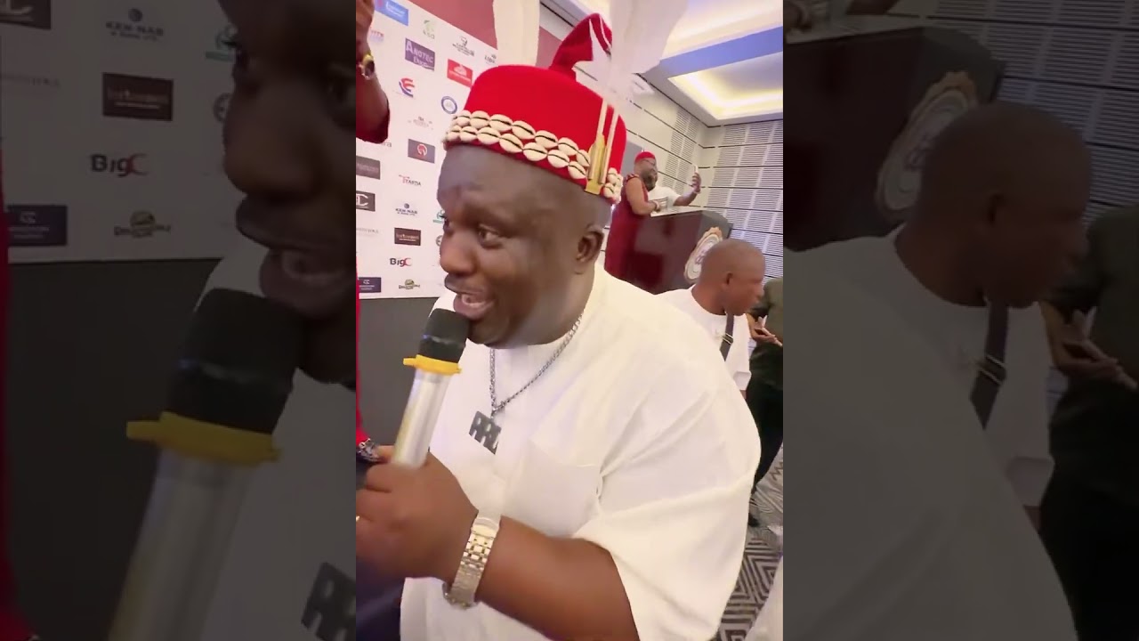 Aronwanteje use akpa ghana must go pack dollars at Akuluno 2nd Anniversary in Ghana 🇬🇭
