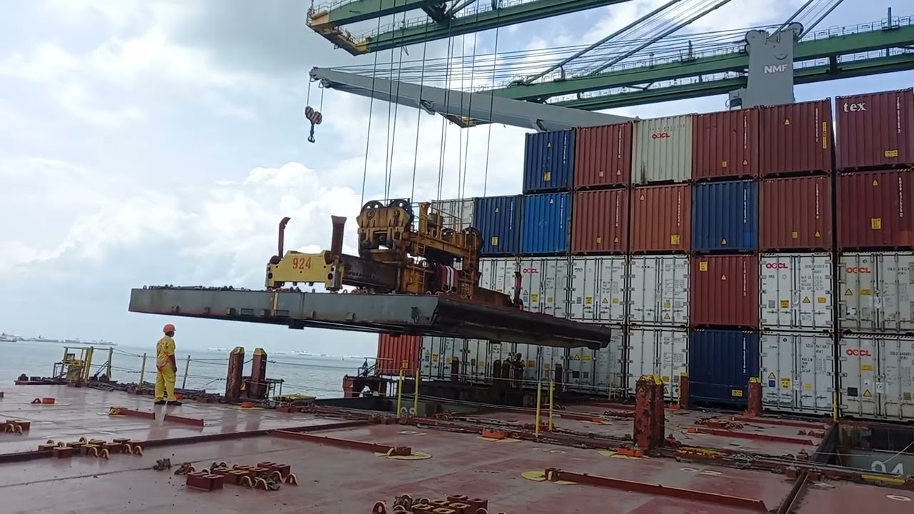 Closing Hatch Cover on Container Ship Singapore 🇸🇬