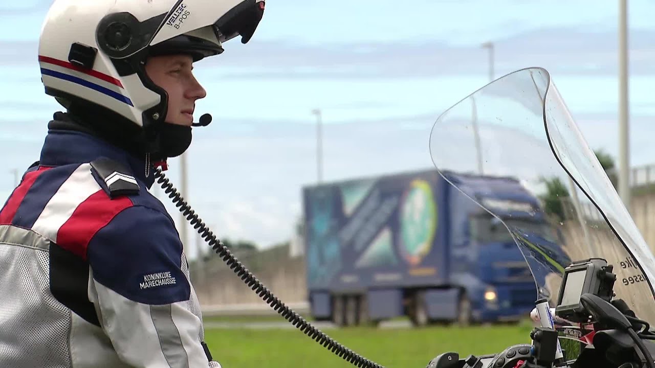 Motorrijder marechaussee: 'Je moet in een split-second een voertuig achterna gaan'