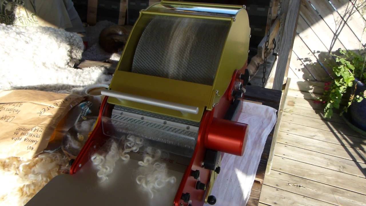 Carding Leicester wool on the Ekelund Carder Part 2 English/svenska