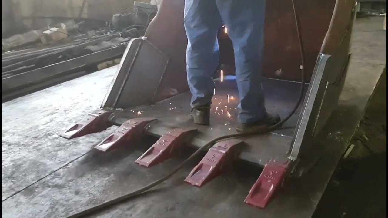 ремонт ковша экскаватора видео / Excavator bucket rebuild