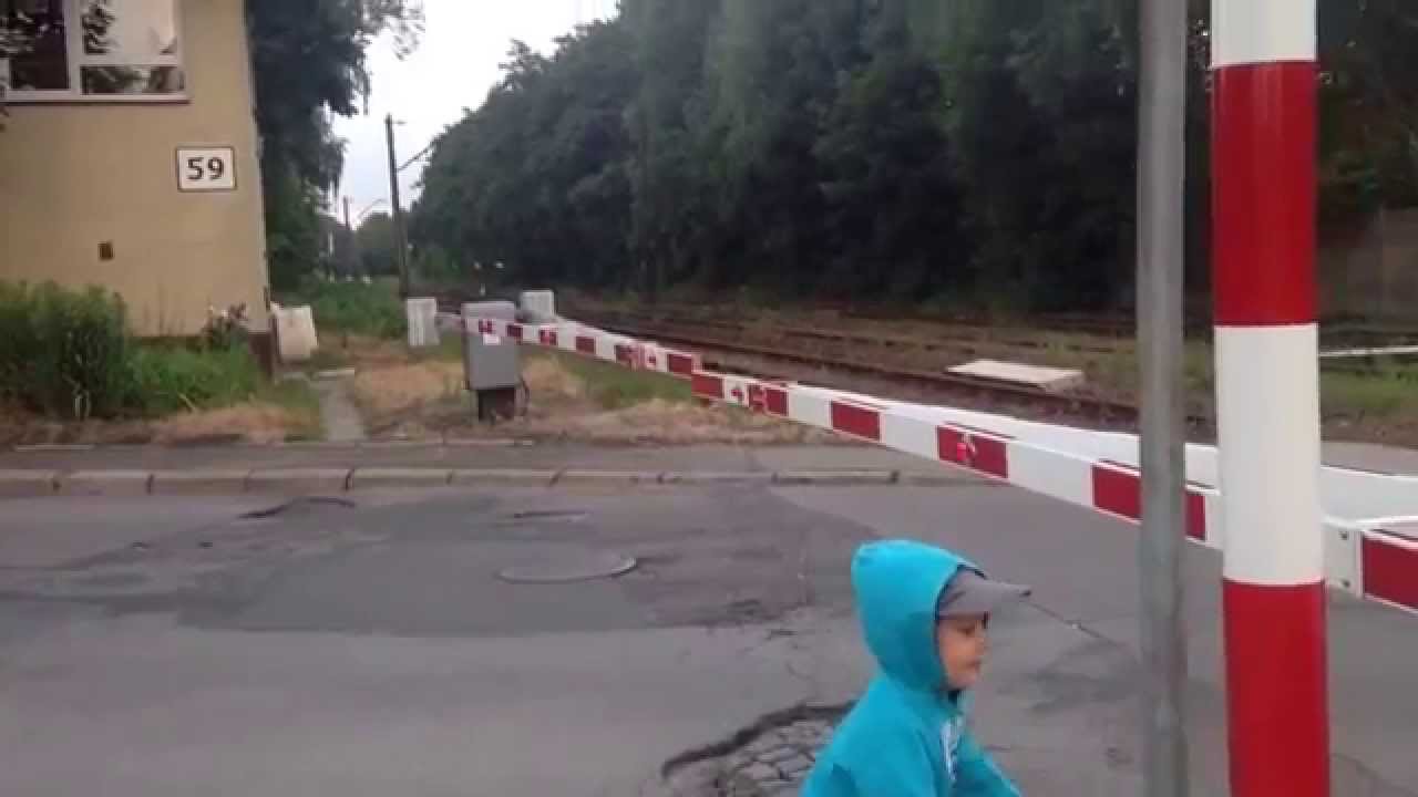 Przejazd kolejowy z Grzesiem