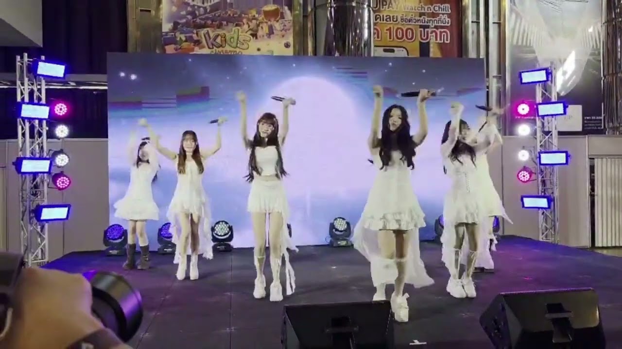 V!NX  ฝากพี่ซันนี่ถ่าย Queen of Card Debut Event Siam Paragon 01/03/2026