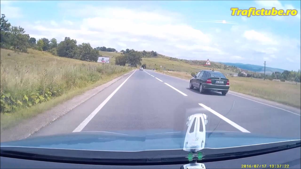 Depasiri la limita accidentelor  + taiatul curbelor, un mare pericol