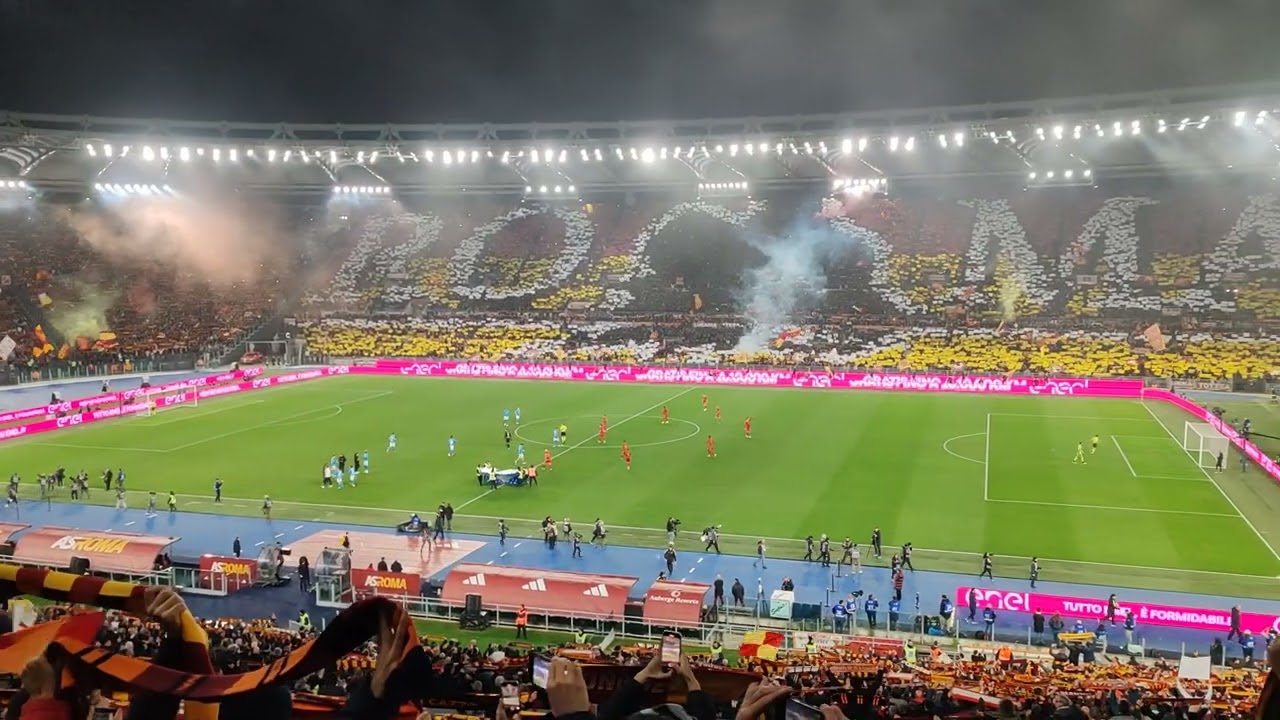23/12/23 Roma Napoli: la meravigliosa coreografia della Tevere mentre lo stadio canta Roma Roma Roma