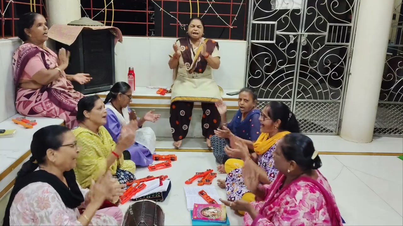 લખેલું છે 🌺 રાધા ને આવ્યું અભિમાન કનૈયૌ કાળો છે 🌺 લીધું વાલે માલણનુ 🌺 વૃંદાવન ભજન મંડળ ડભોલી ગીતા પર