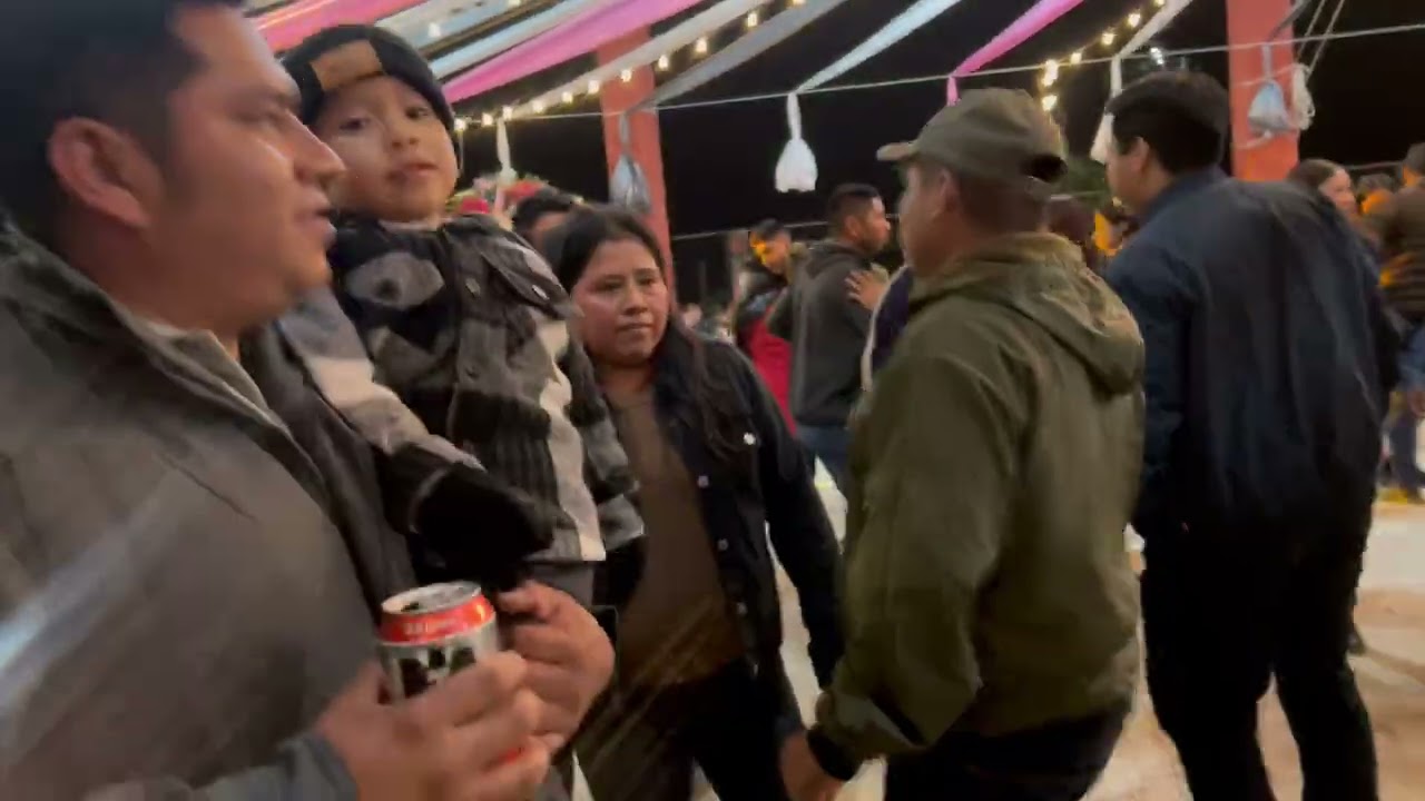 Bailando música electrónica de trío en tenexco 2 