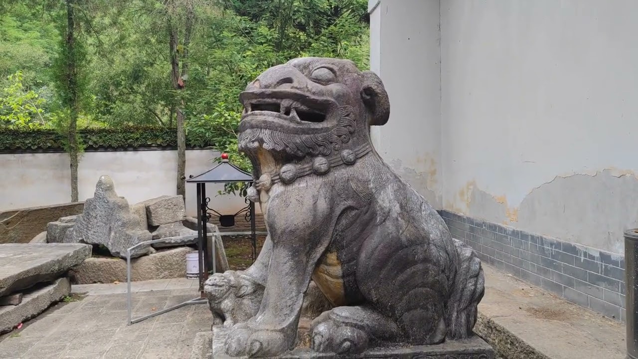 在秦岭腹地的宁陕县，看瀑布逛城隍庙吃锅巴饭，山中小县景色秀丽