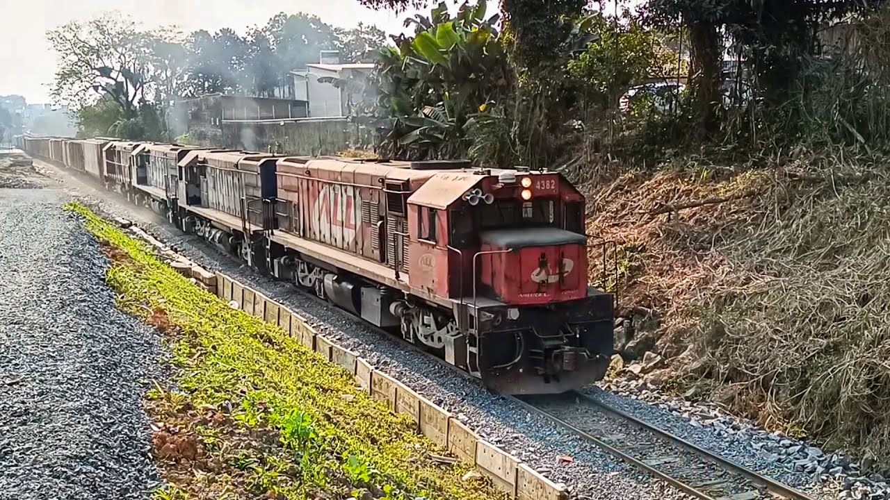 Quatro locomotivas acelerando na rampa! Trem carregado 